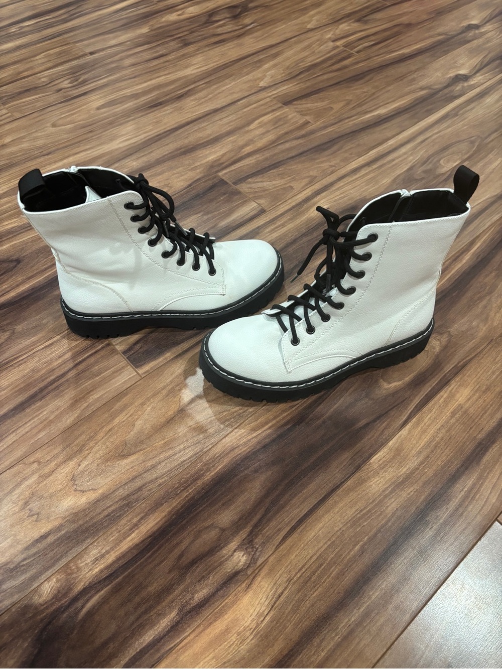 NWOT Sincerely Jules 8.5 White Lace Up Combat Boots